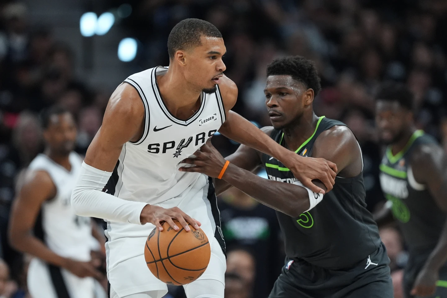 Wembanyama y los Spurs se recuperan y le propinan a los Timberwolves su mayor derrota en postemporada, 133-95, para igualar la serie.