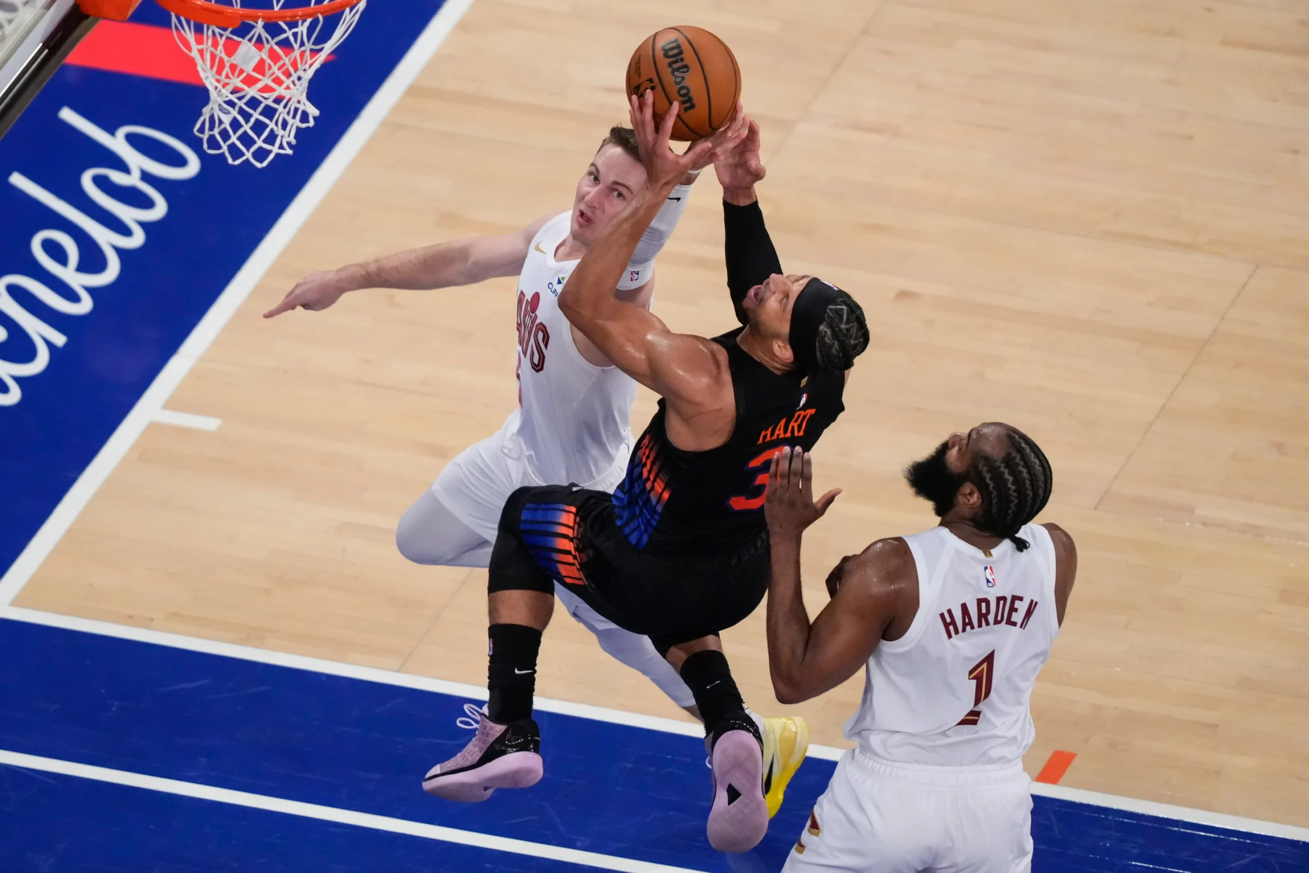 Hart anotó 26 puntos y los Knicks se colocaron a dos victorias de las Finales de la NBA con un triunfo de 109-93 sobre los Cavs.