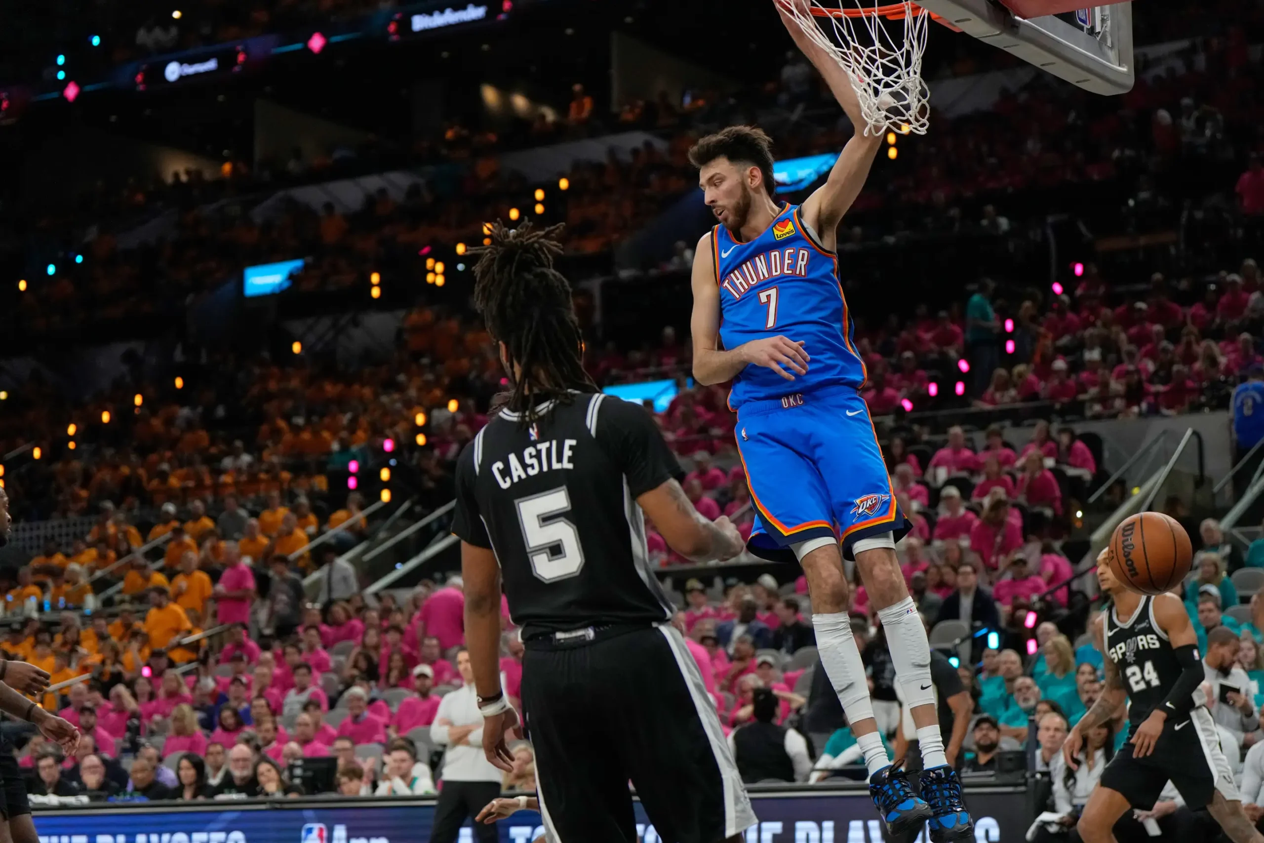 Gilgeous-Alexander y los suplentes impulsan al Thunder a la victoria sobre los Spurs por 123-108 tras un inicio históricamente lento, para ponerse 2-1 arriba.