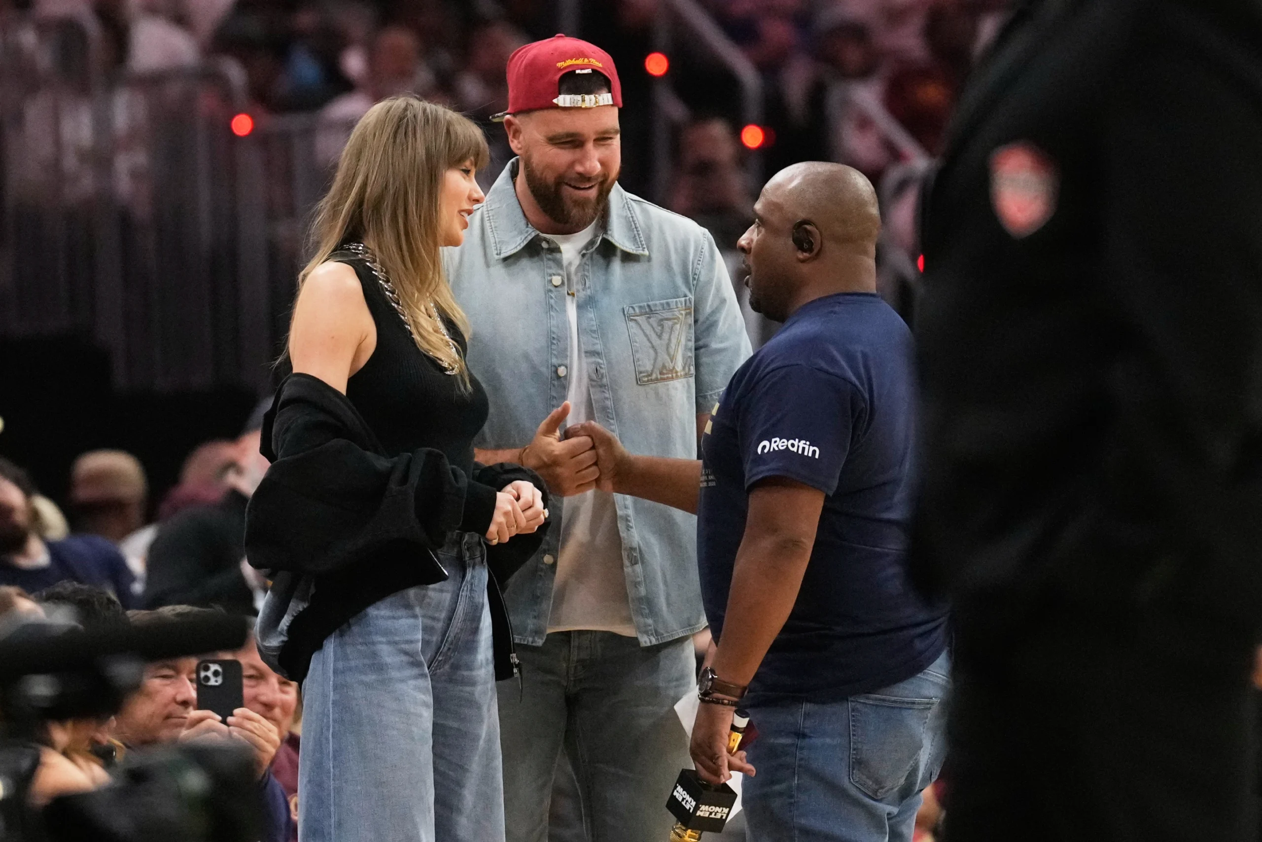 La vida de una aficionada al baloncesto: Taylor Swift asiste al partido de los Cavaliers contra los Knicks en Cleveland con su prometido Travis Kelce.
