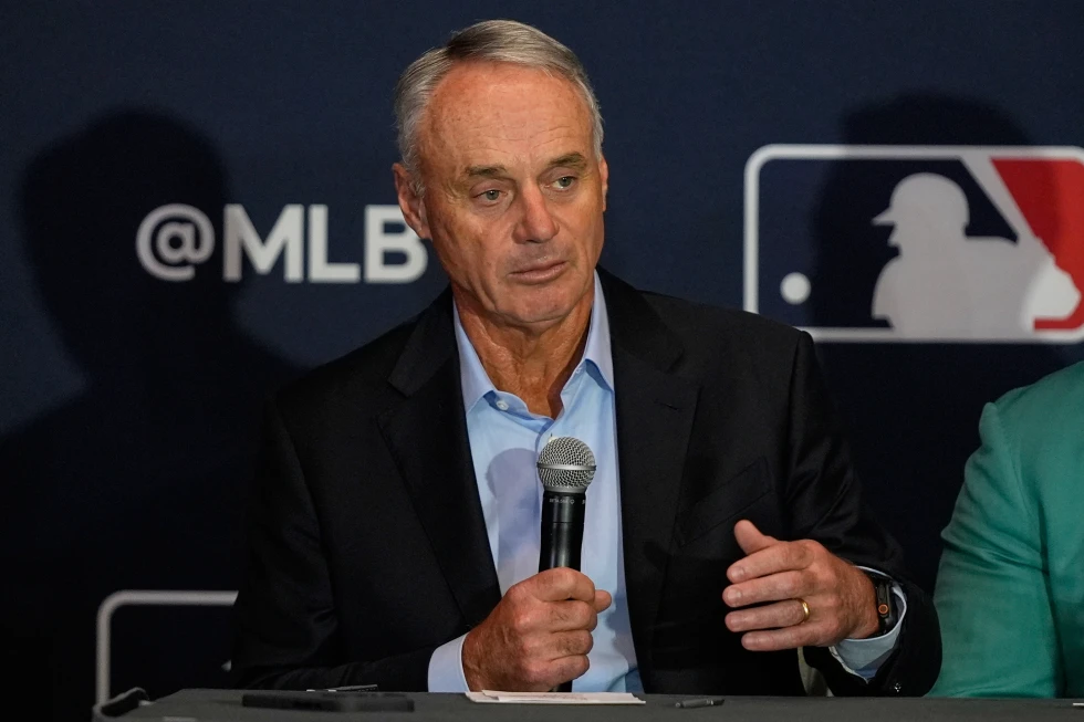 Los dueños de la MLB proponen un tope salarial por primera vez desde la huelga de béisbol de 1994-95.