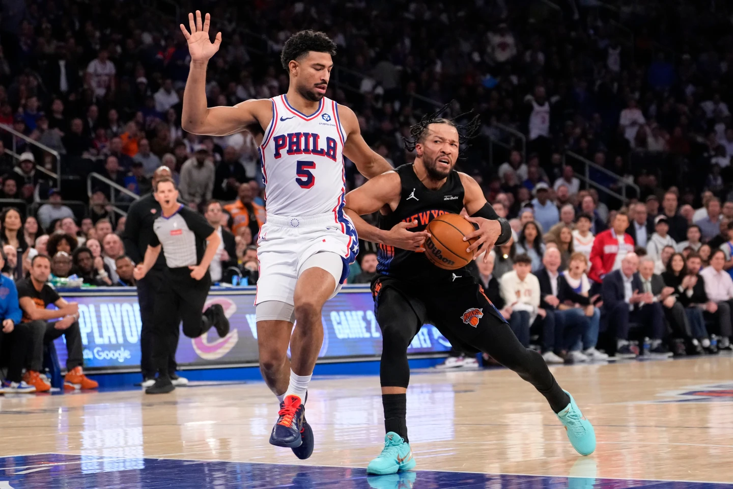 Jalen Brunson ayuda a los Knicks a tomar una ventaja de 2-0 sobre los 76ers con una victoria de 108-102.