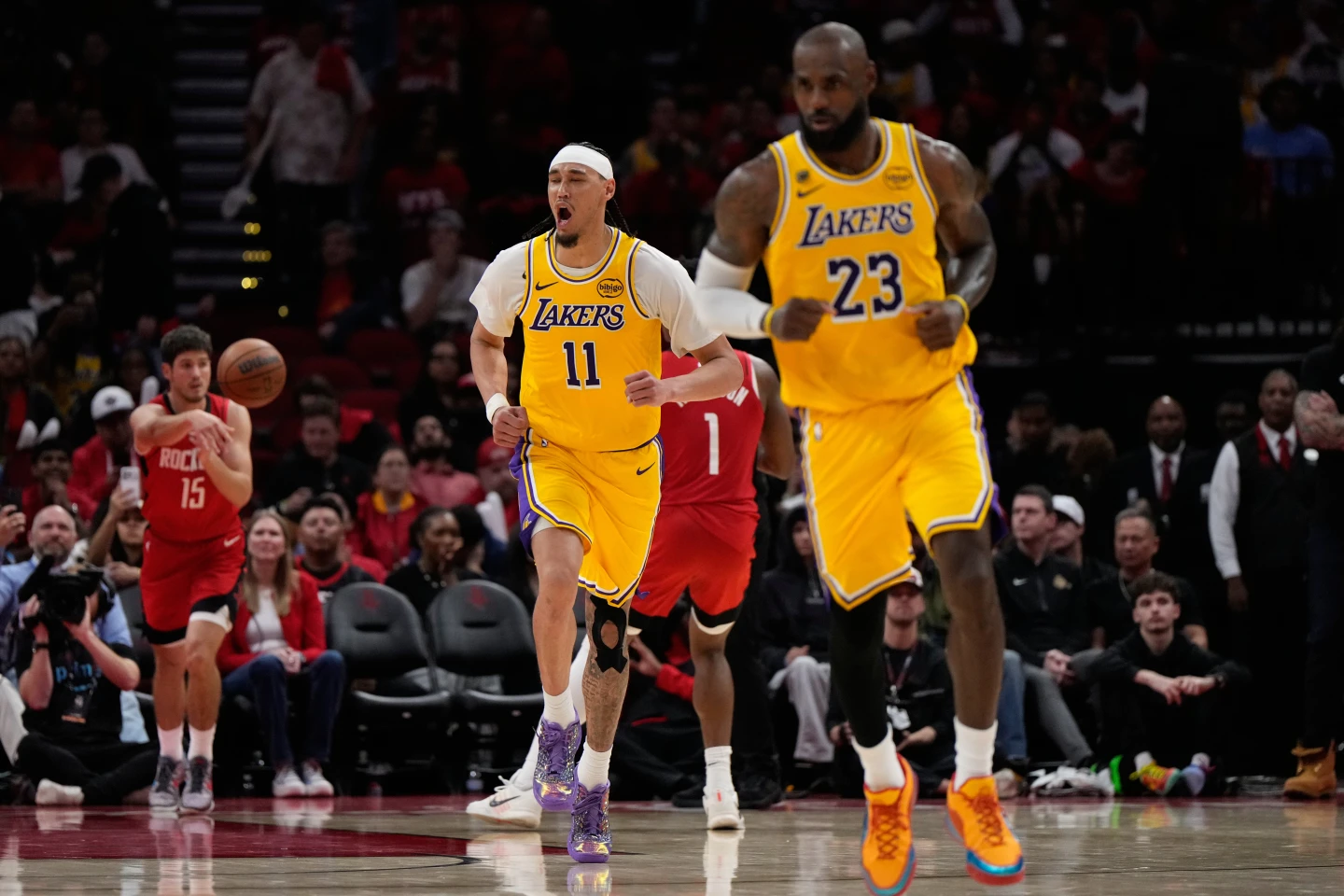 Redick elogia la grandeza de LeBron mientras los Lakers, plagados de lesiones, eliminan a los Rockets en 6 sets.