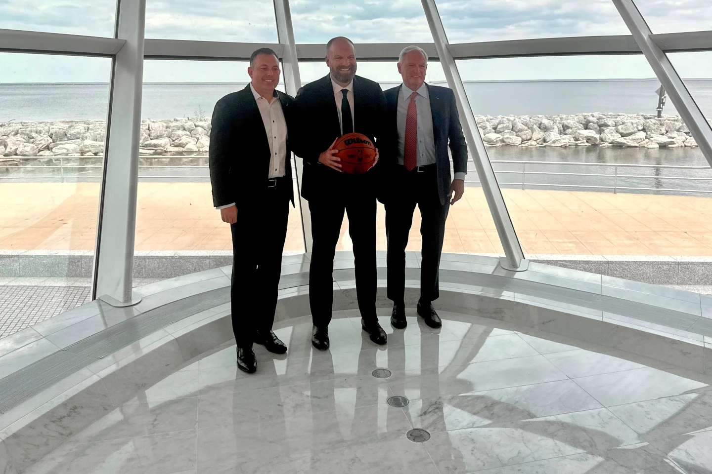 El copropietario de los Bucks, Jimmy Haslam, quiere que el futuro de Giannis Antetokounmpo se defina antes del draft de la NBA.