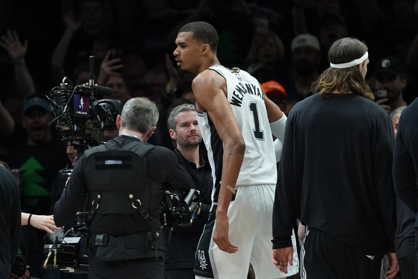 Wembanyama es expulsado prematuramente en el cuarto partido entre los Spurs y los Wolves por darle un codazo a Reid y provocar una falta flagrante de tipo 2.