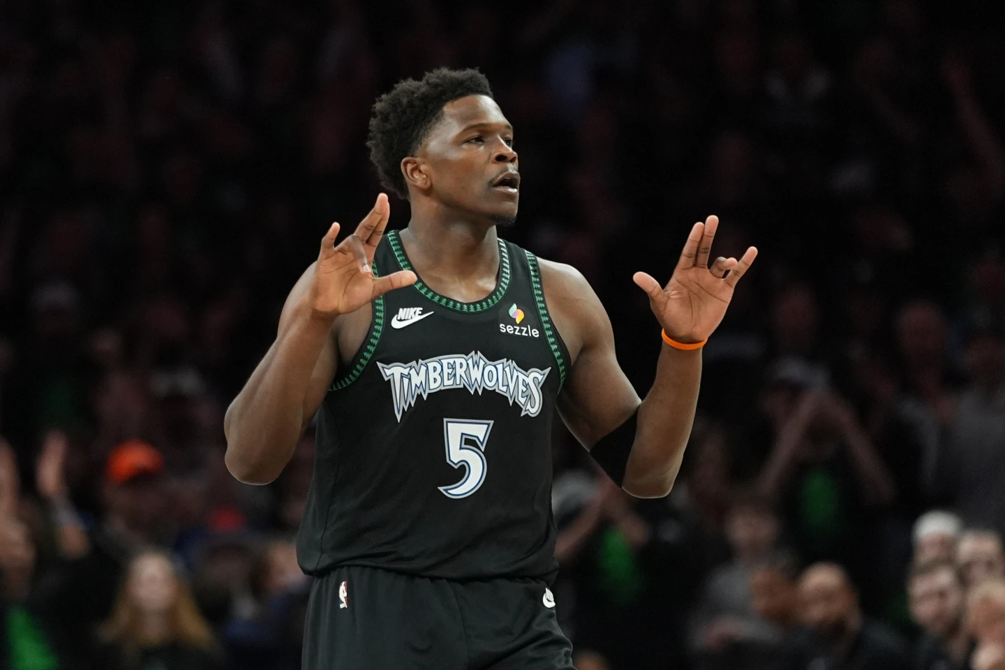 Edwards guía a los Timberwolves a la victoria sobre los Spurs por 114-109 para empatar la serie tras la expulsión de Wembanyama.
