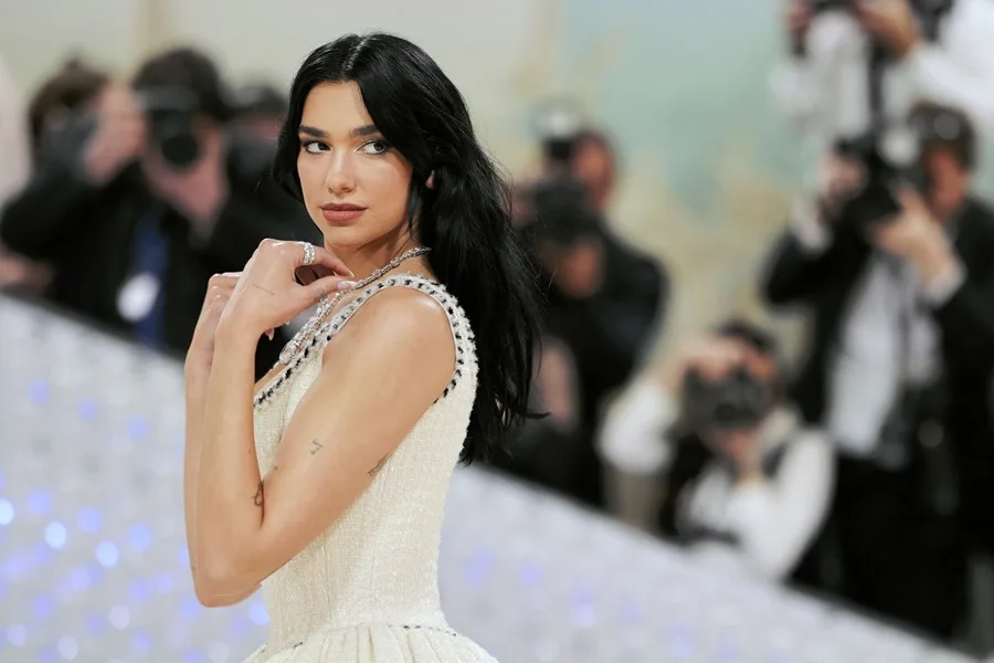 Samsung niega haber usado sin autorización la imagen de la cantante Dua Lipa, tras una demanda millonaria