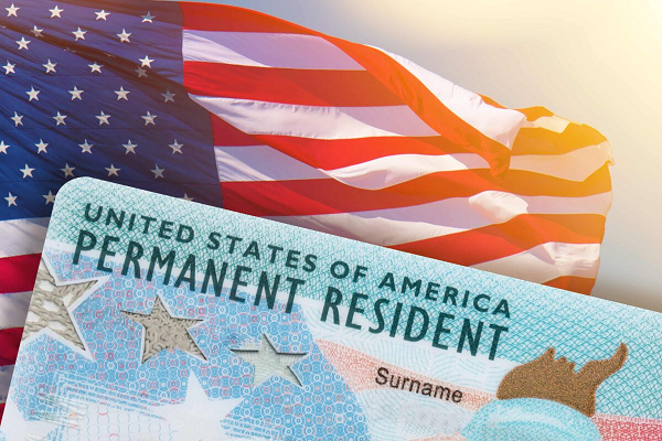 Administración Trump obligaría a extranjeros que viven en EEUU a pedir "green cards" fuera del país