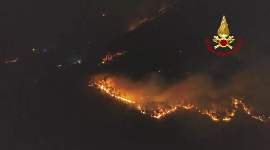 Más de 3.000 personas evacuadas por el incendio de un monte cerca de la Toscana italiana