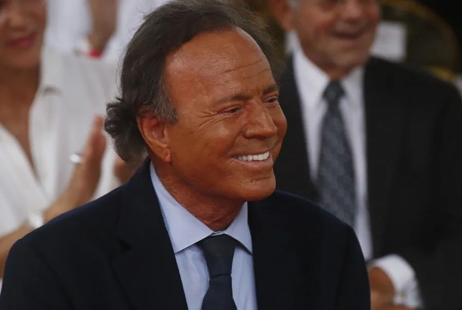 Julio Iglesias se querellará contra elDiario.es al no retractarse sobre la denuncia de dos exempleadas del cantante Julio Iglesias se querellará contra elDiario.es al no retractarse sobre la denuncia de dos exempleadas del cantante