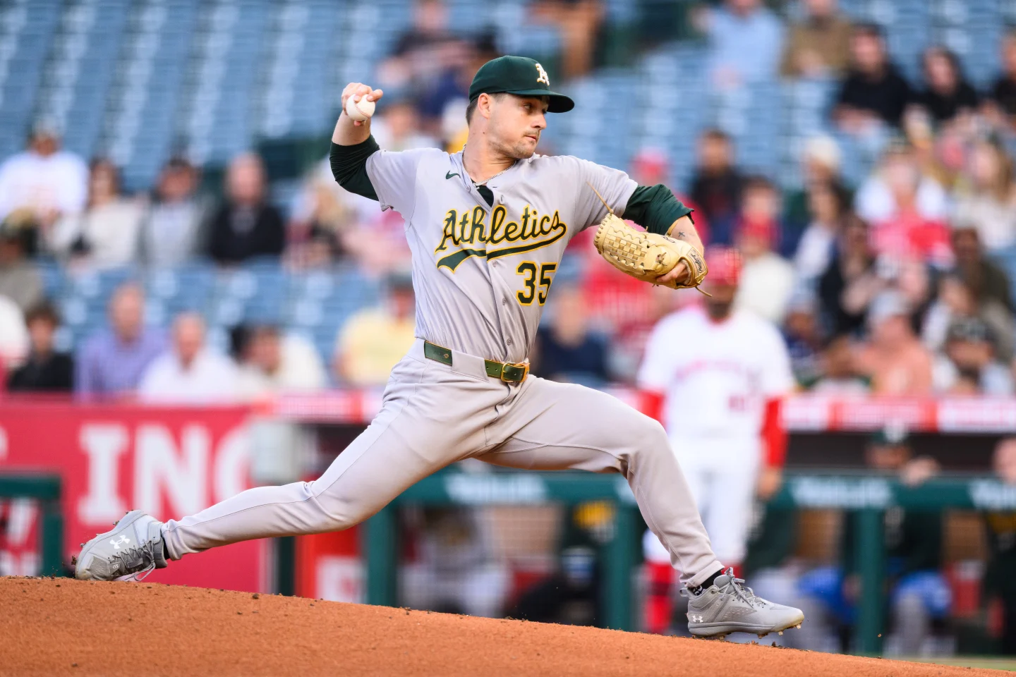 El lanzador de los Athletics, JT Ginn, pierde el juego sin hits ni carreras en la novena entrada y luego cae derrotado 2-1 ante los Angels