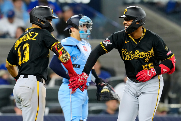 El bullpen de los Piratas cierra un trato y entrega un bate firmado a cambio del primer jonrón del jardinero novato.