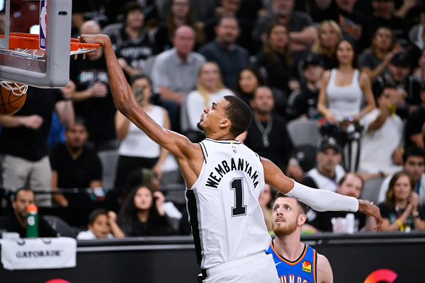 Wembanyama lidera reacción de Spurs y empata la final del Oeste ante Thunder