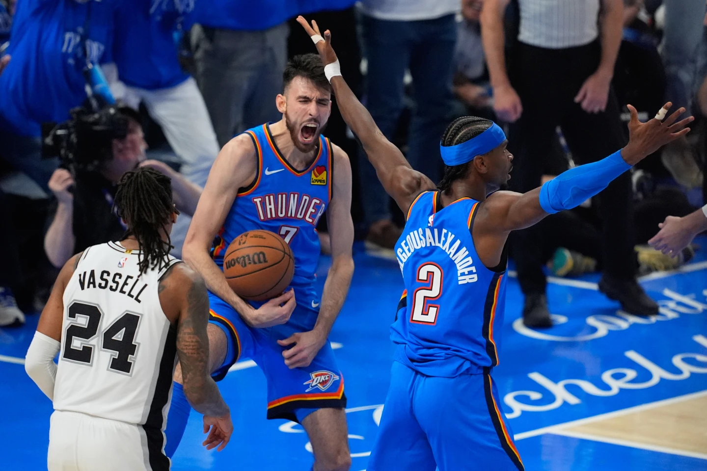 Shai Gilgeous-Alexander anota 30 puntos y el Thunder vence a los Spurs 122-113 en el segundo partido de las finales de la Conferencia Oeste. Shai Gilgeous-Alexander anota 30 puntos y el Thunder vence a los Spurs 122-113 en el segundo partido de las finales de la Conferencia Oeste.