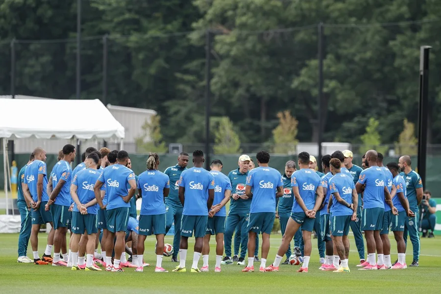 Ancelotti ‘mima’ a Vinícius en el entrenamiento de Brasil