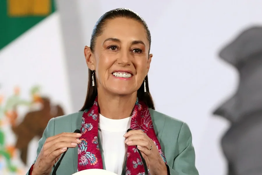 Sheinbaum felicita a mexicana Katia García, tercera mujer en arbitrar en un Mundial