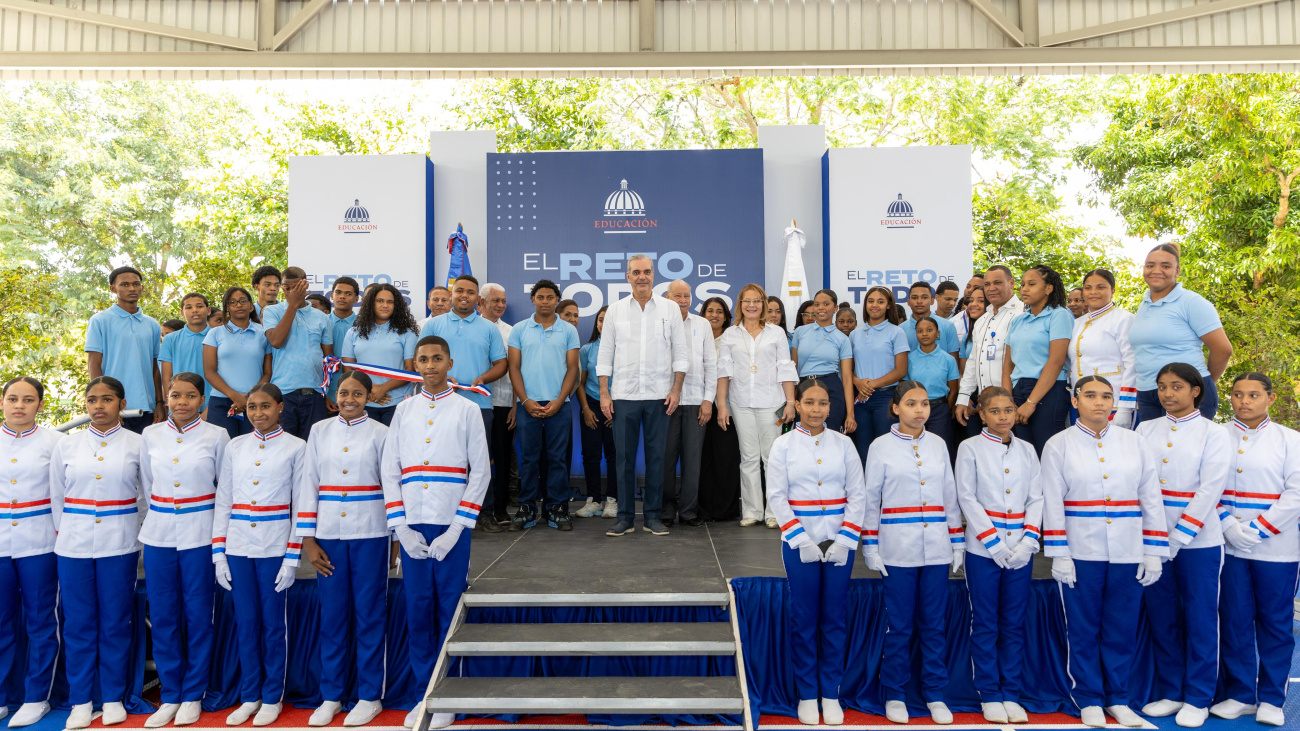 Presidente Abinader inaugura techado escolar en Cotuí para beneficiar a más de 900 estudiantes