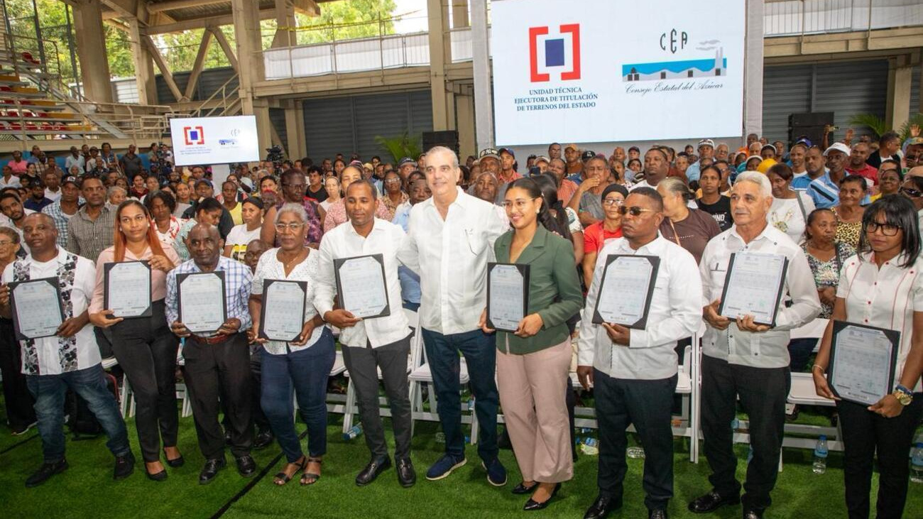 Presidente Abinader entrega 1,099 títulos de propiedad que benefician a más de 4,000 personas de Villa Linda, Palmarejo y Pantoja; garantiza seguridad jurídica y un ahorro de RD 87 millones
