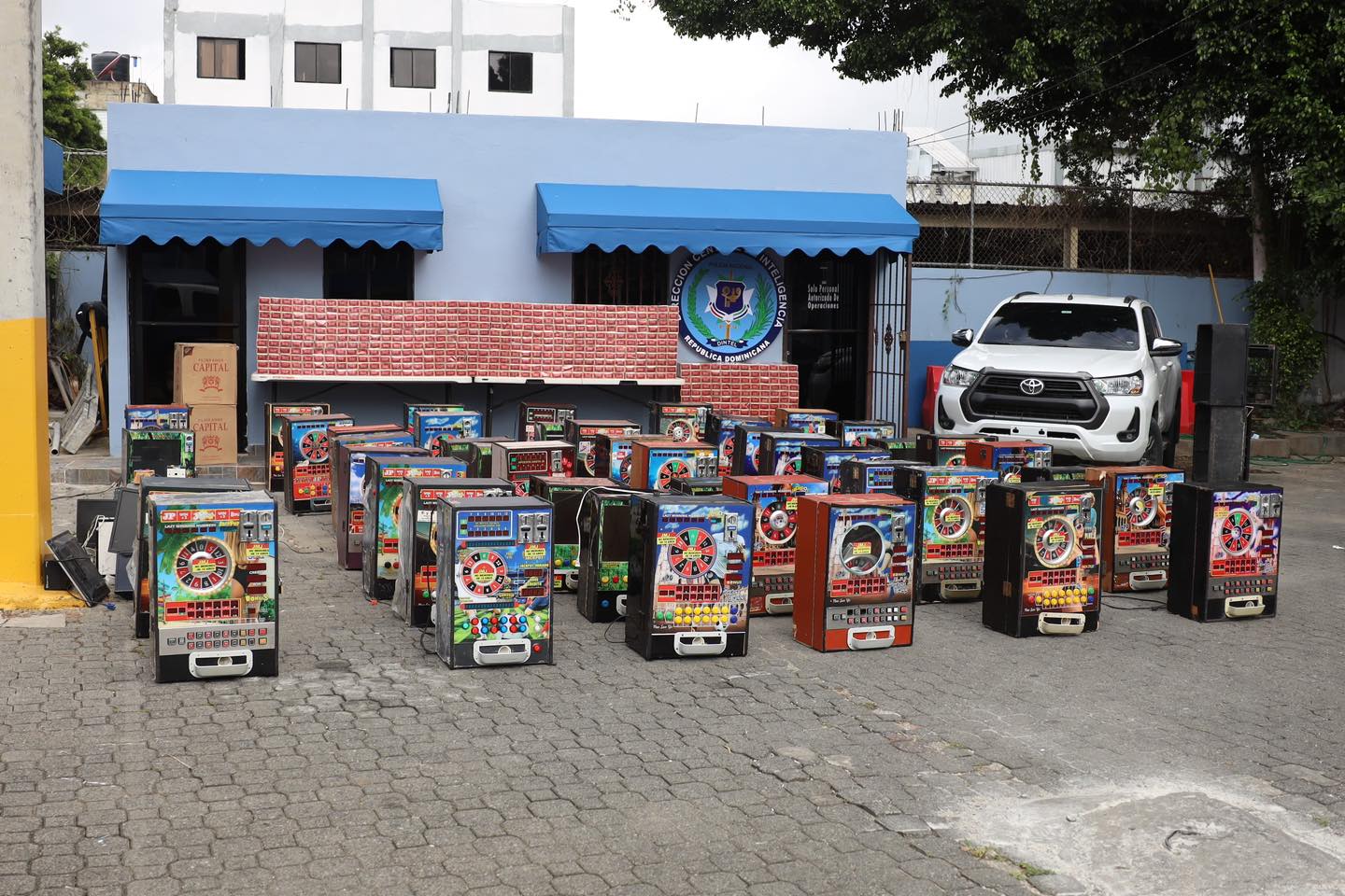 Policía Nacional ocupa más de 329 mil cigarrillos de contrabando y retiene 52 máquinas tragamonedas durante operativos secuenciales. Policía Nacional ocupa más de 329 mil cigarrillos de contrabando y retiene 52 máquinas tragamonedas durante operativos secuenciales.