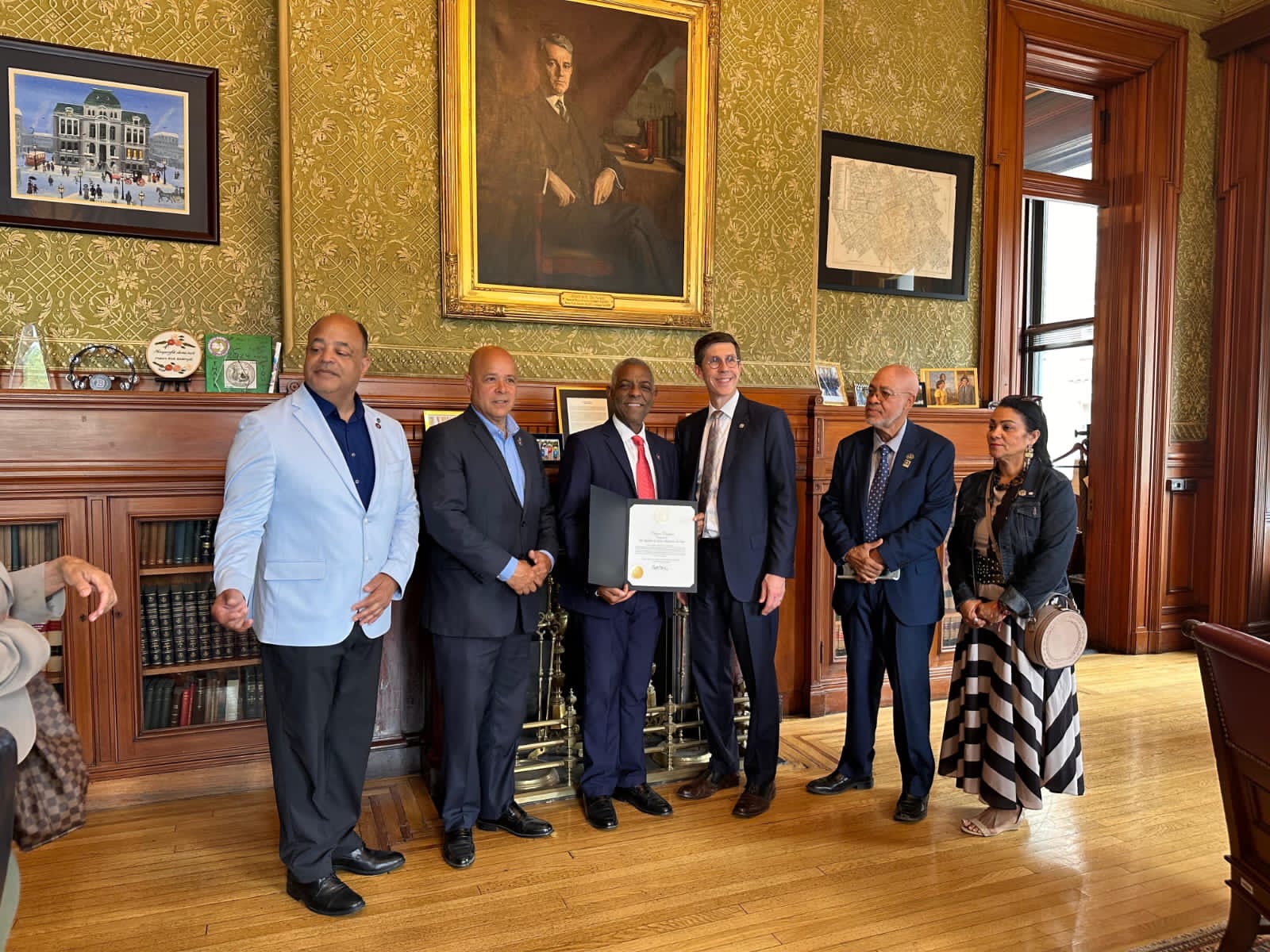 Dr. Rafael Montero destaca en Boston y recibe reconocimientos en Rhode Island durante agenda internacional en Estados Unidos