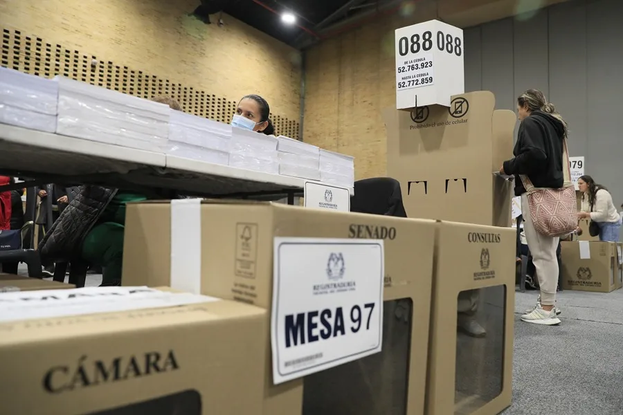 EE.UU. amenaza con retirar visas a quienes manipulen las elecciones en Colombia EE.UU. amenaza con retirar visas a quienes manipulen las elecciones en Colombia