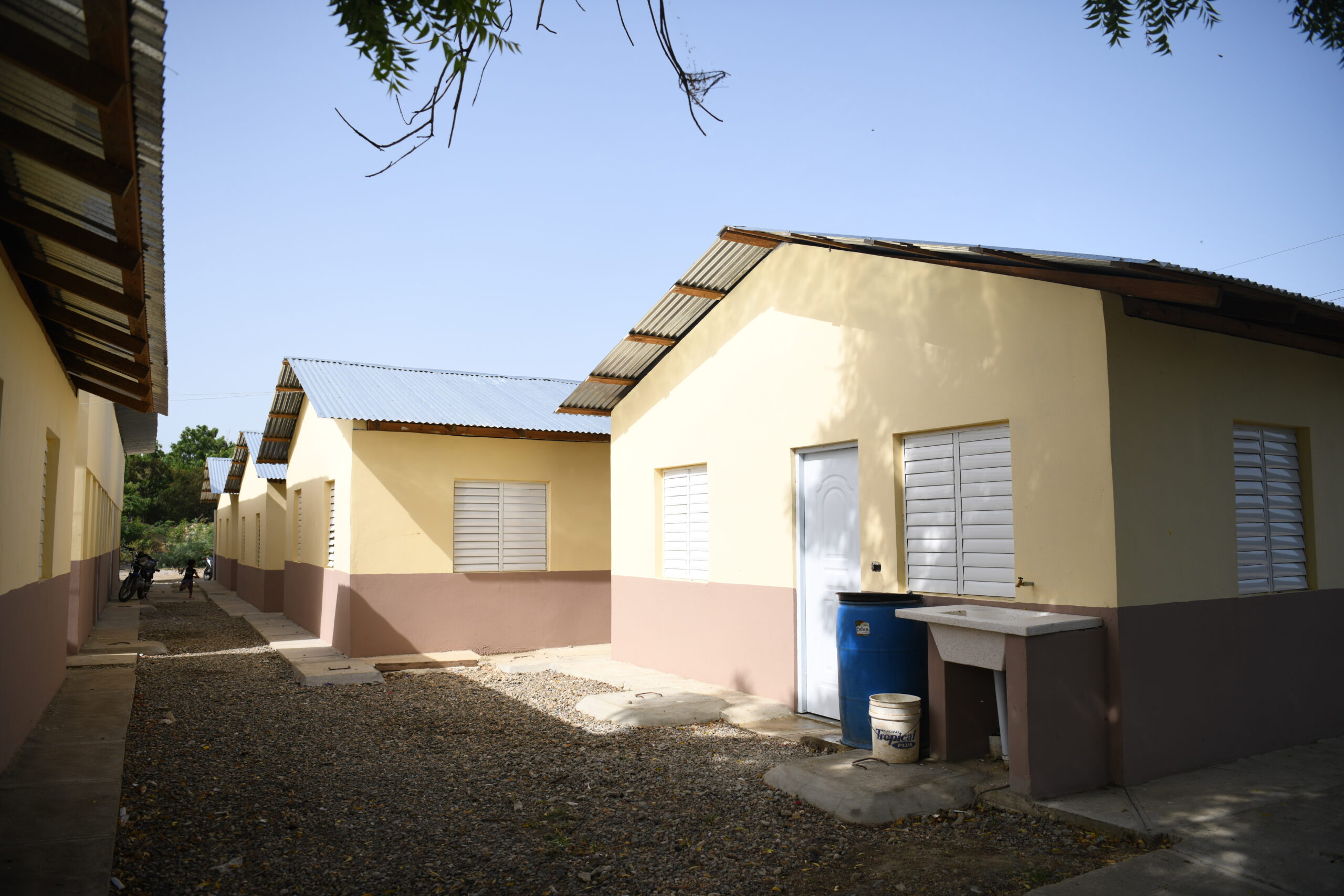 MIVHED devuelve dignidad y tranquilidad a familias afectadas por incendio en Batey Maguaca, Monte Cristi.