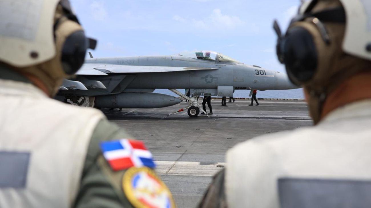 Autoridades dominicanas visitan el portaviones USS Nimitz