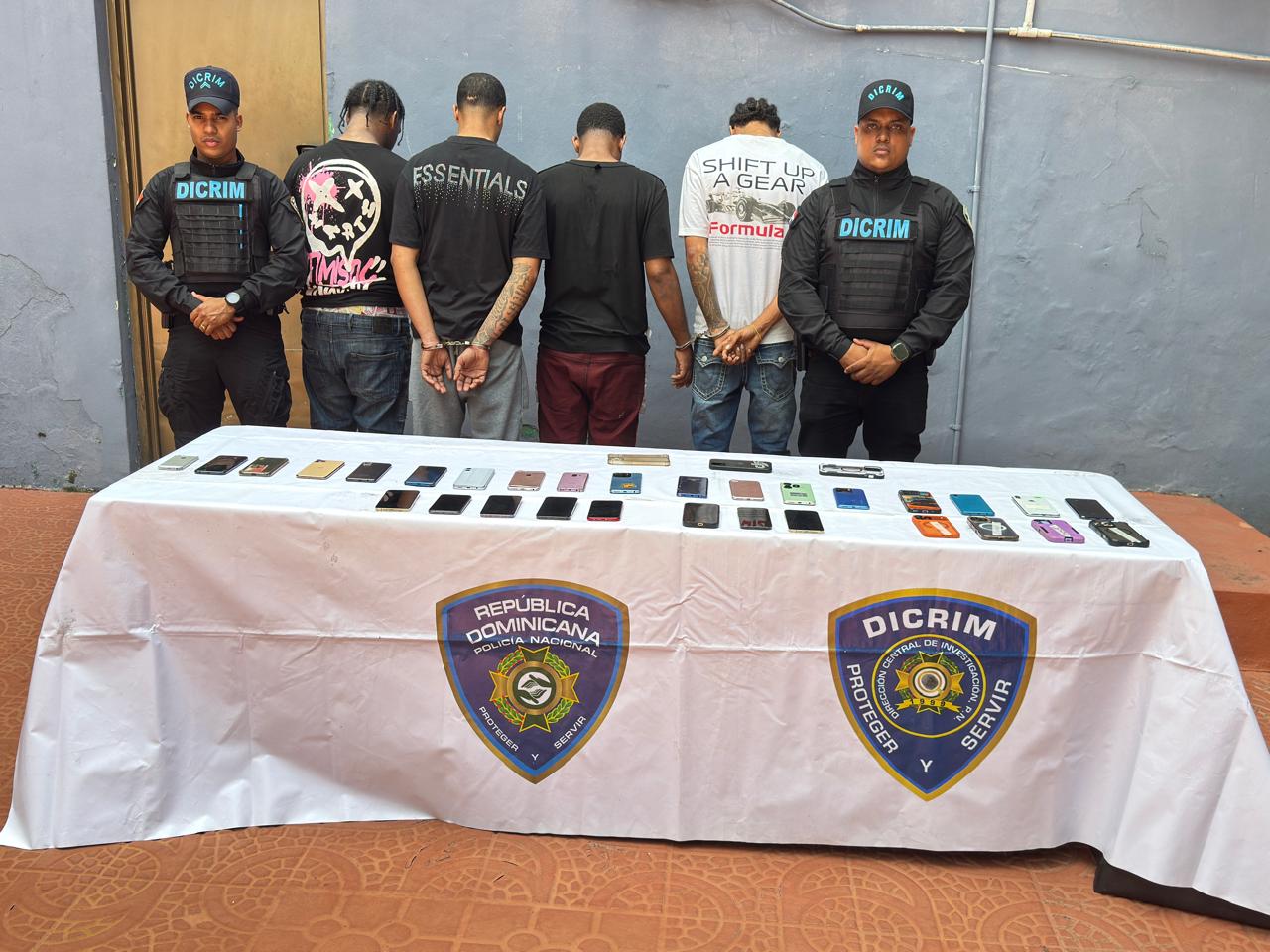 Policía desmantela estructura dedicada a comercializar celulares robados; apresa cuatro hombres y recupera 30 equipos Policía desmantela estructura dedicada a comercializar celulares robados; apresa cuatro hombres y recupera 30 equipos