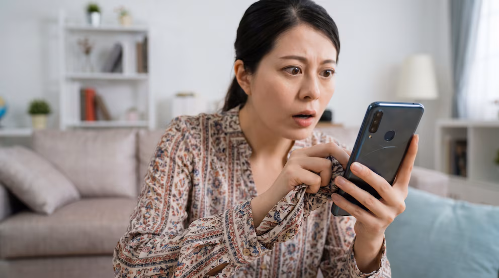 Limpiar la pantalla del celular con tu ropa: el hábito que puede dejar marcas irreversibles