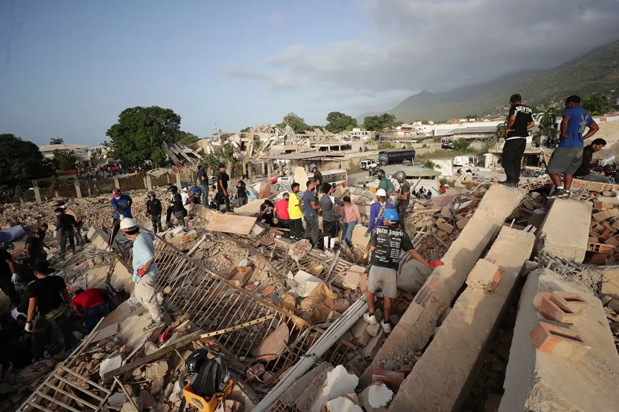 La Guaira colapsa entre la gente que llegó a apoyar y el desespero por ayuda de los afectados por los terremotos
