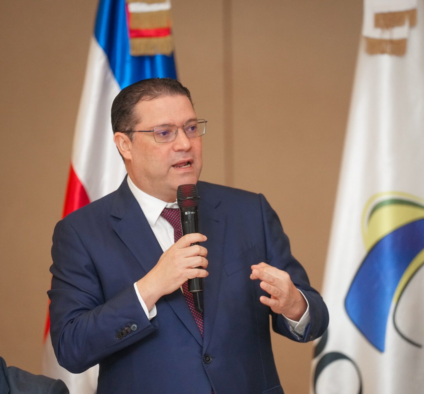 Ministro Yayo viajará a Alemania a captar inversiones para la industria de los semiconductores en RD