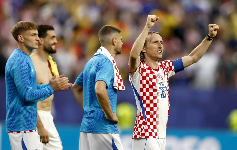 Croacia logra romper el cerrojo de Ghana tras derrotarle 2-1 y acaba como segunda del Grupo L
