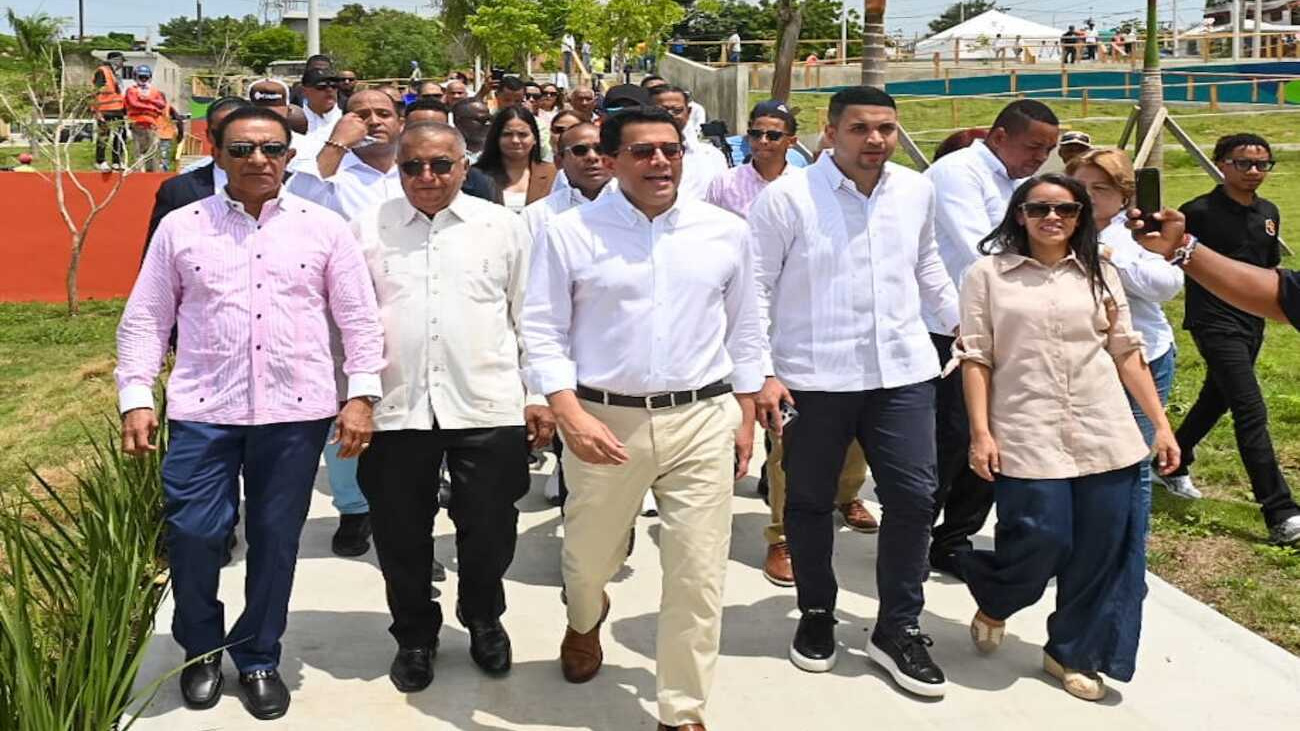 Ministro David Collado supervisa construcción de obra en los Bajos de Haina Ministro David Collado supervisa construcción de obra en los Bajos de Haina