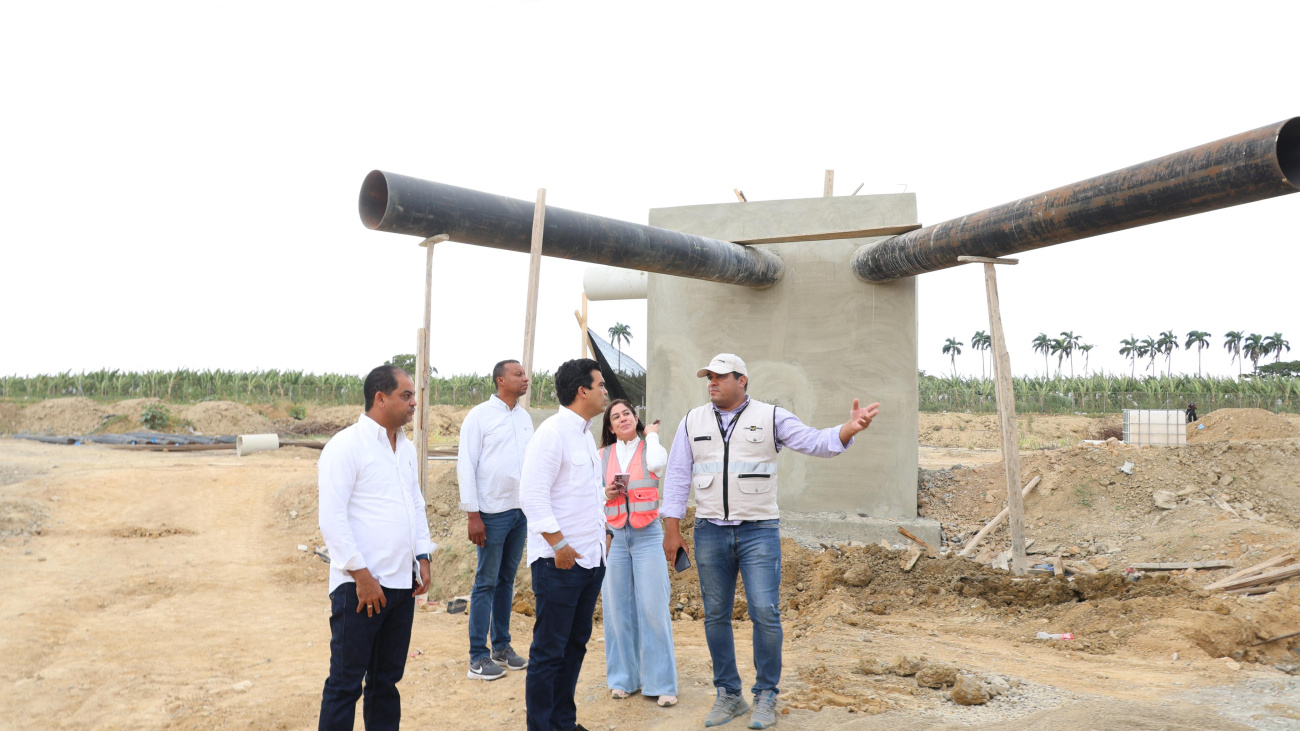 Director del Inapa supervisa alcantarillado sanitario de Mao