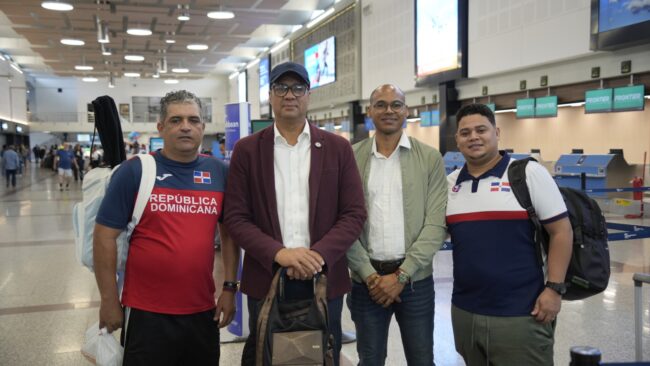 El cónsul dominicano en Paraguay, Gilberto Acevedo, junto al presidente de la Federación Dominicana de Bádminton, Nelson Javier Ozuna, y los entrenadores Maykel Moreno y Wilton José Tavárez.