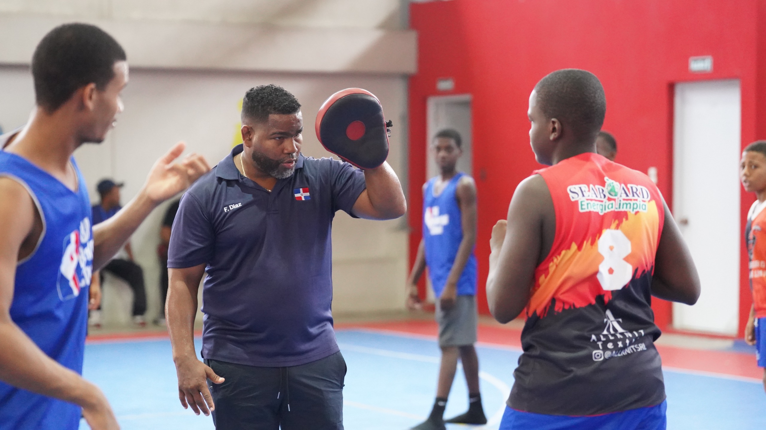 Capotillo se llena de oro: Leyendas olímpicas y panamericanas inspiran a la juventud dominicana en el programa "Escuelas Abiertas y Activas”