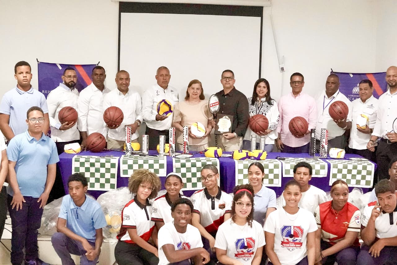 INEFI y FDF fomentan el balompié en La Vega con la entrega de balones a través del programa FIFA Football for Schools