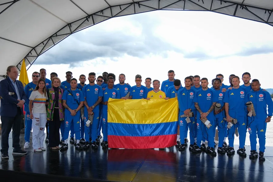 Petro entrega la bandera de Colombia a la selección de fútbol antes del Mundial