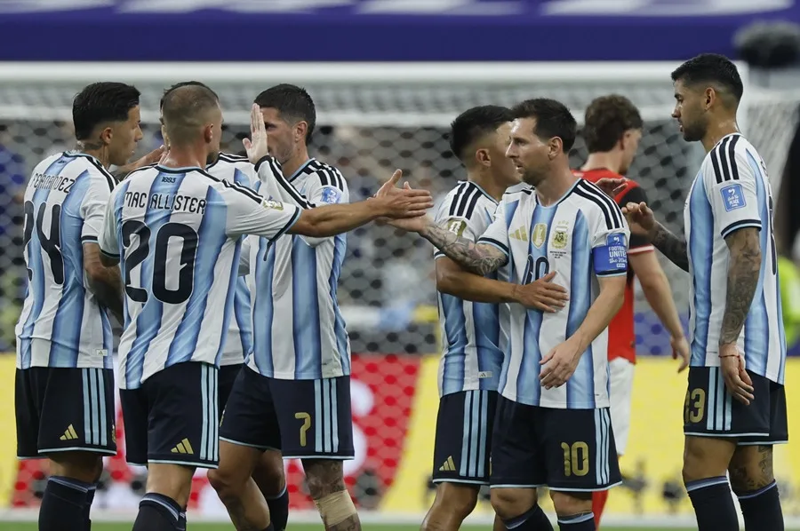 Messi agranda su leyenda y Argentina reserva plaza en dieciseisavos