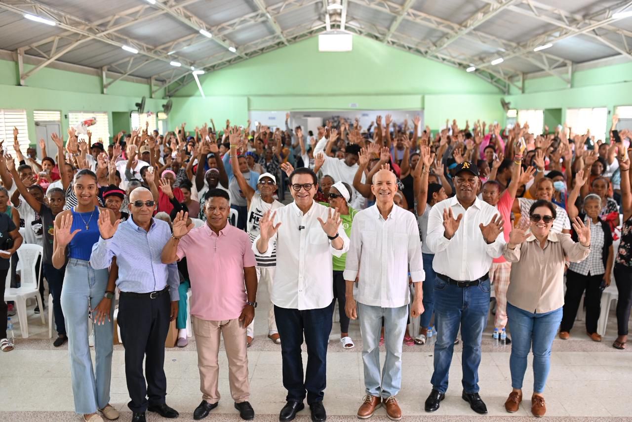 Senador Rivera beneficia familias de Villa González con jornada de asistencia social 500×500