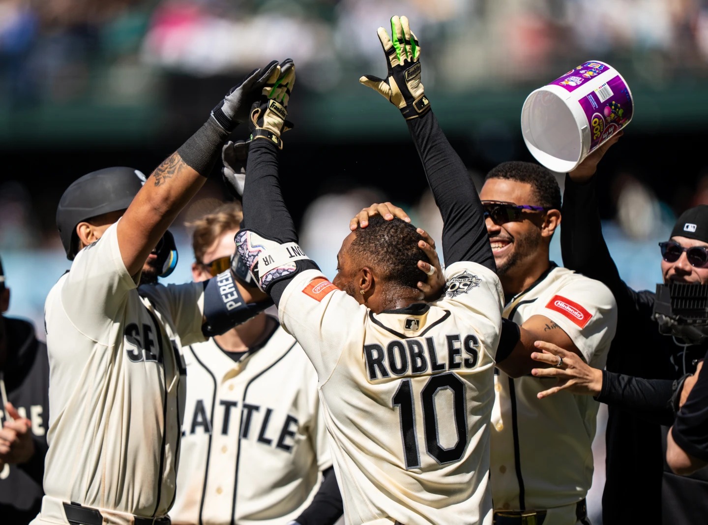 El sencillo de Robles en el cuadro interior en la décima entrada le da la victoria a los Mariners por 3-2 sobre los Diamondbacks El sencillo de Robles en el cuadro interior en la décima entrada le da la victoria a los Mariners por 3-2 sobre los Diamondbacks