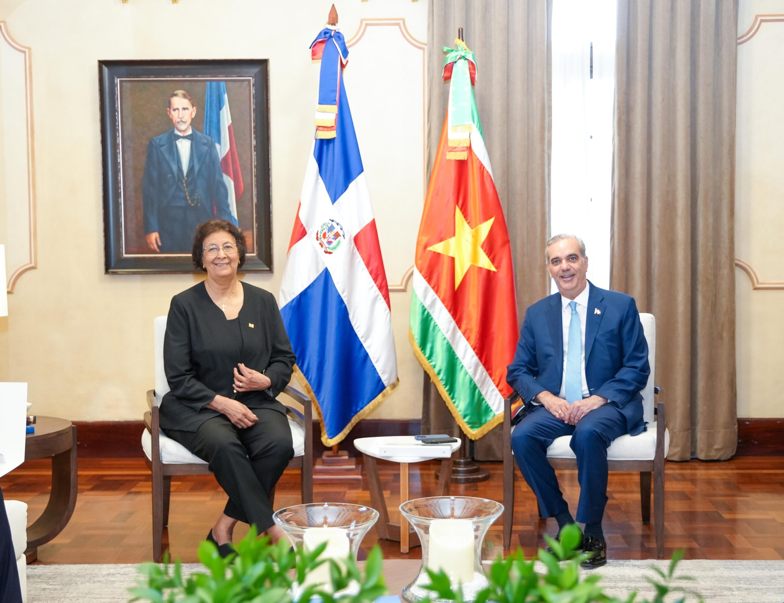 Presidente Abinader recibe a su homóloga de Surinam, Jennifer Geerlings-Simons, en visita oficial Presidente Abinader recibe a su homóloga de Surinam, Jennifer Geerlings-Simons, en visita oficial