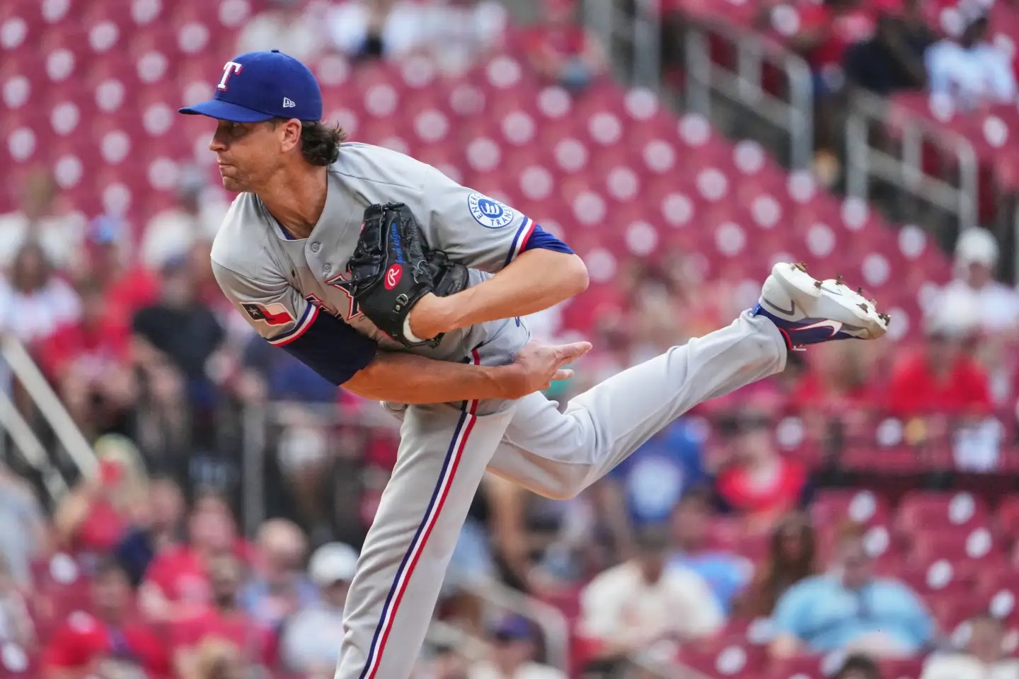 El as de los Rangers, Jacob deGrom, consigue su victoria número 100 en las Grandes Ligas en el tercer cumpleaños de su hijo.