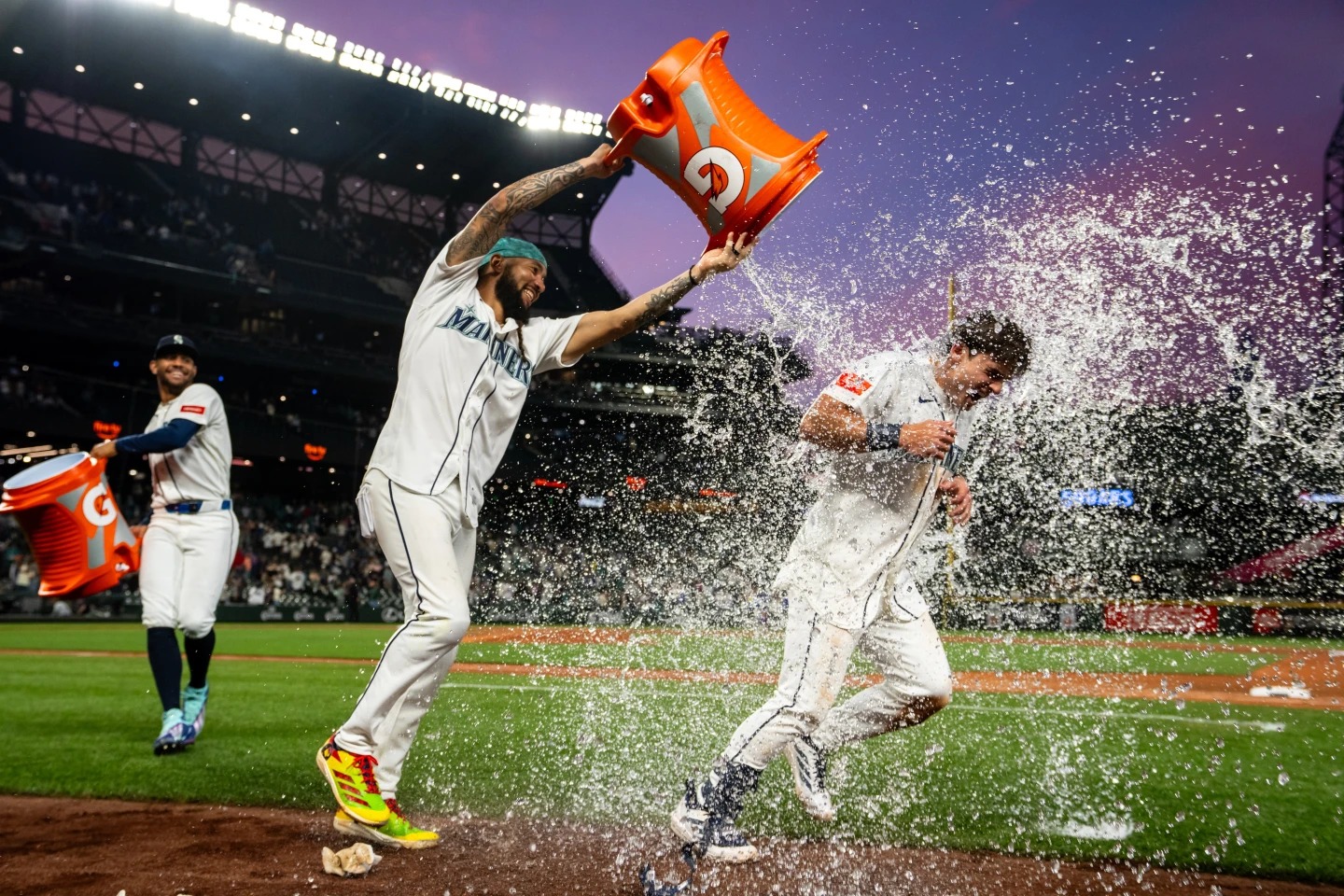 El sencillo de Cole Young en la décima entrada le da a los Marineros, que vienen en racha, otra victoria decisiva en la última entrada, 3-2 sobre los Mets