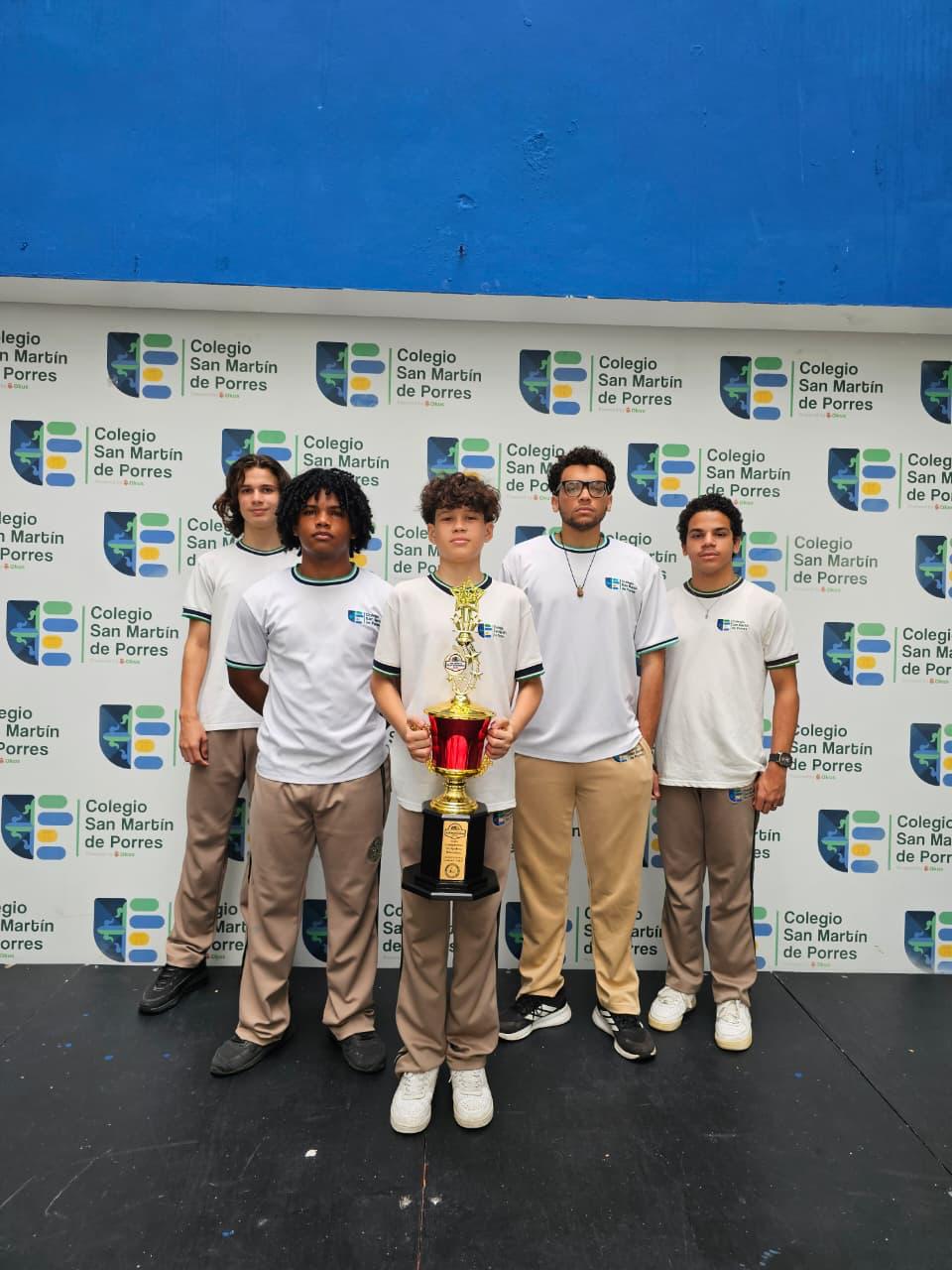 Estudiantes del San Martín de Porres conquistan el primer lugar en ajedrez frente a colegios de Santo Domingo Este.
