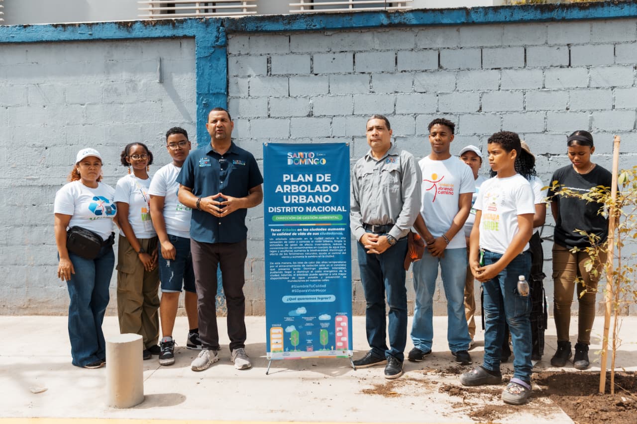 Alcaldía del DN celebra Día Mundial del Medio Ambiente con siembra de árboles y limpieza en playa Güibia