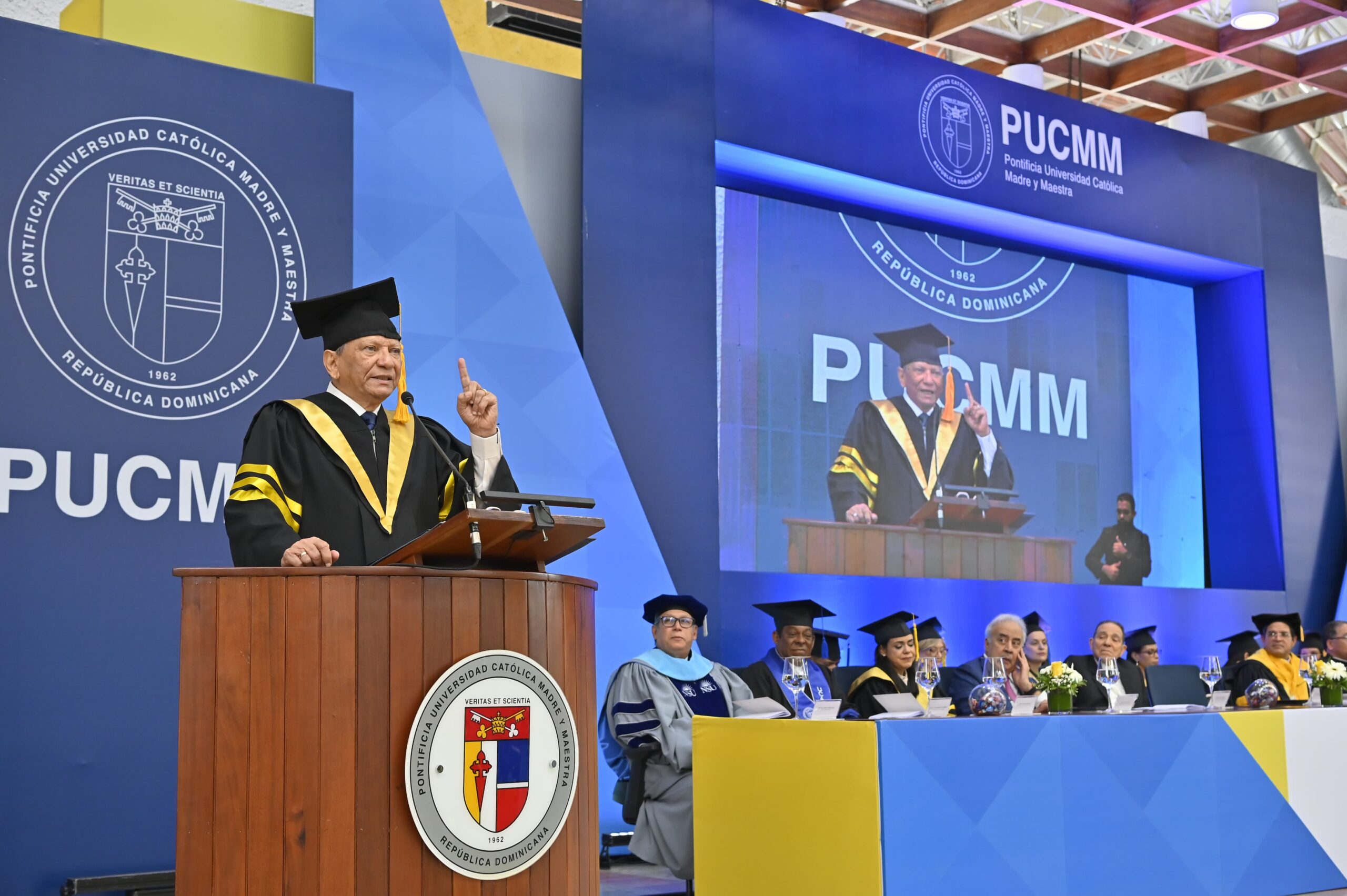 Doctor Leonardo Aguilera exhorta a 1,149 graduados de la PUCMM a ser visionarios y valorar la ética