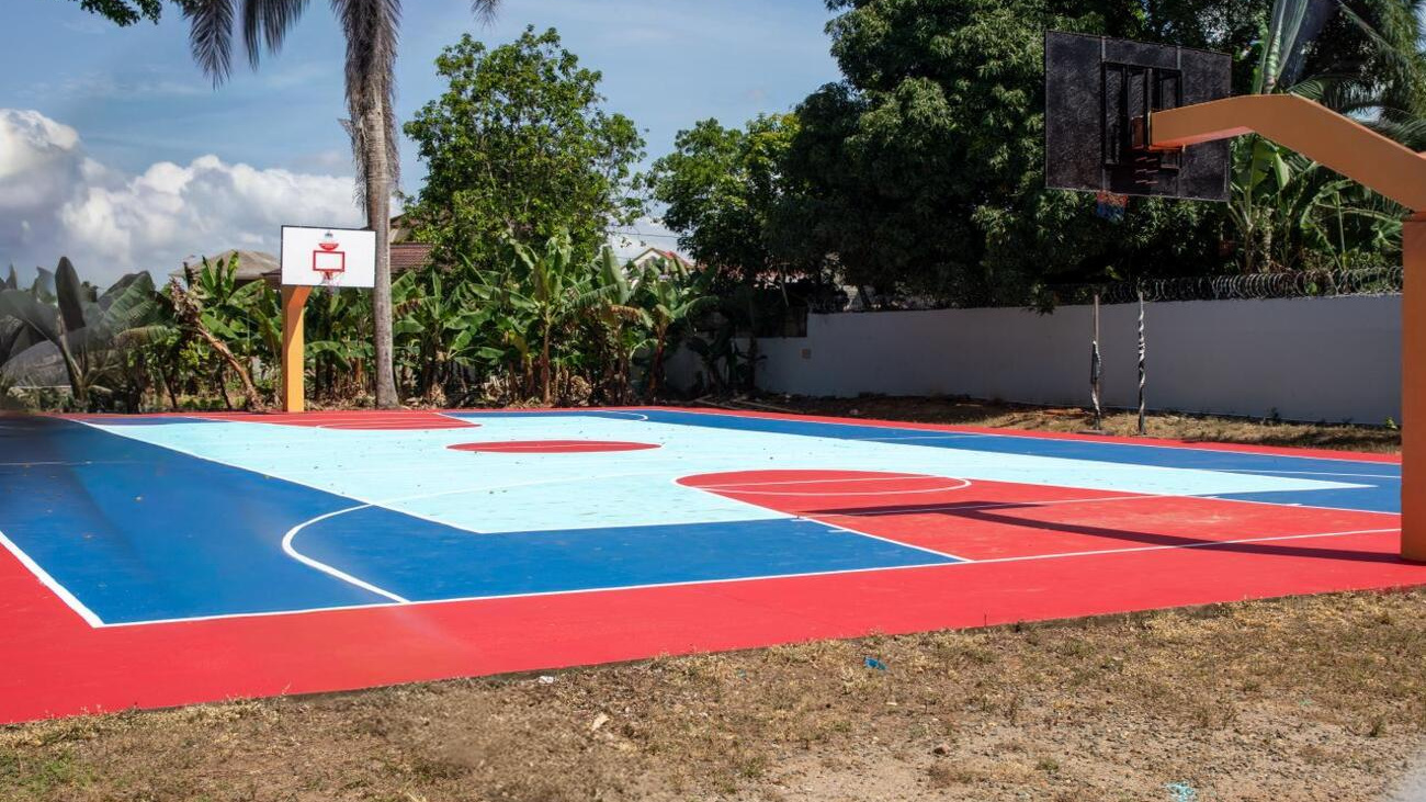 Presidente Abinader inaugura techado deportivo-escolar que beneficiará a más de 600 estudiantes de la Escuela Narciso Alberti, en el municipio de Cevicos