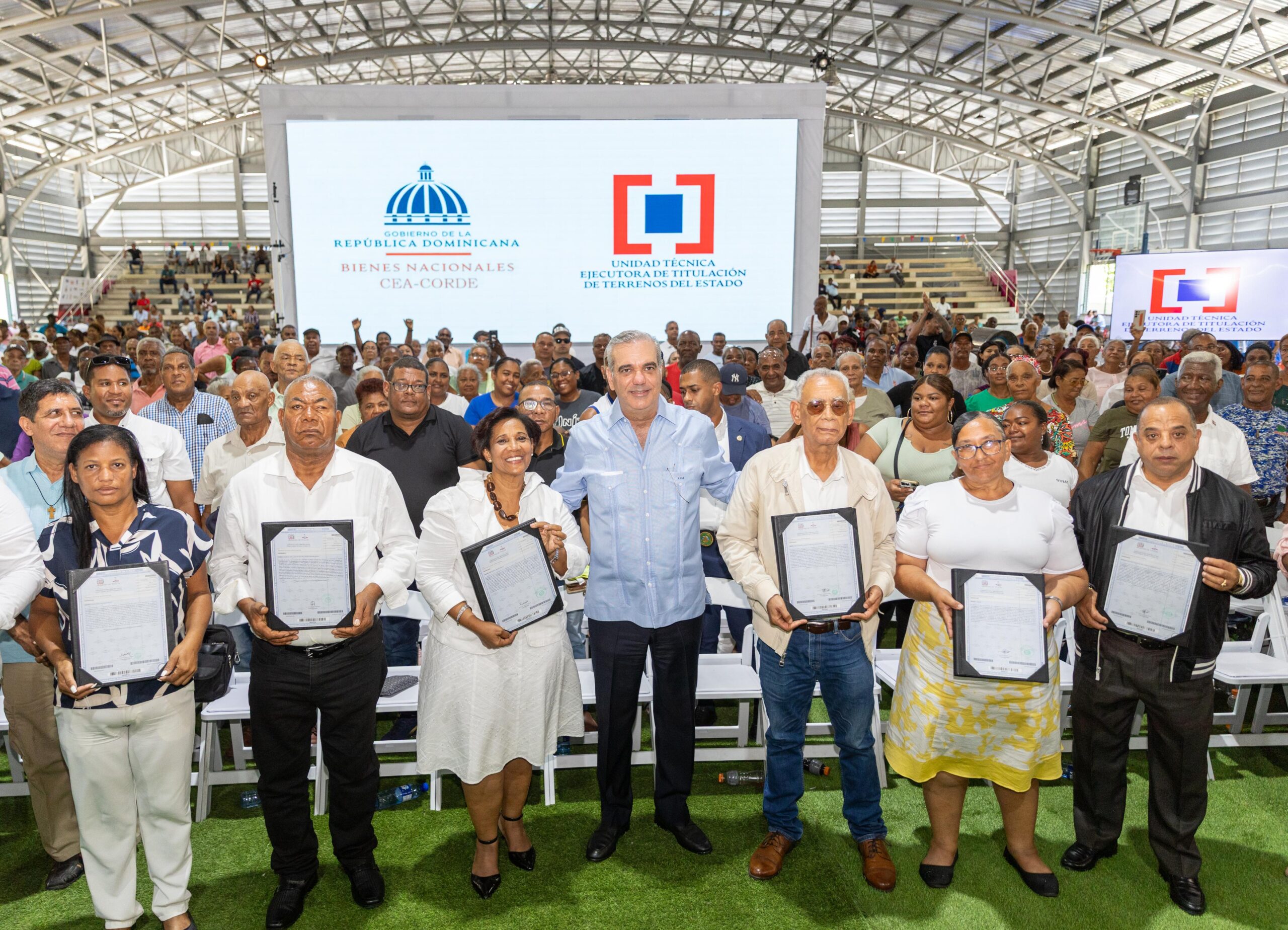 Presidente Abinader entrega 2,322 títulos de propiedad en Domingo Savio, que beneficiarán a más de 9,000 personas y garantiza seguridad jurídica y mayores oportunidades de desarrollo para sus familias