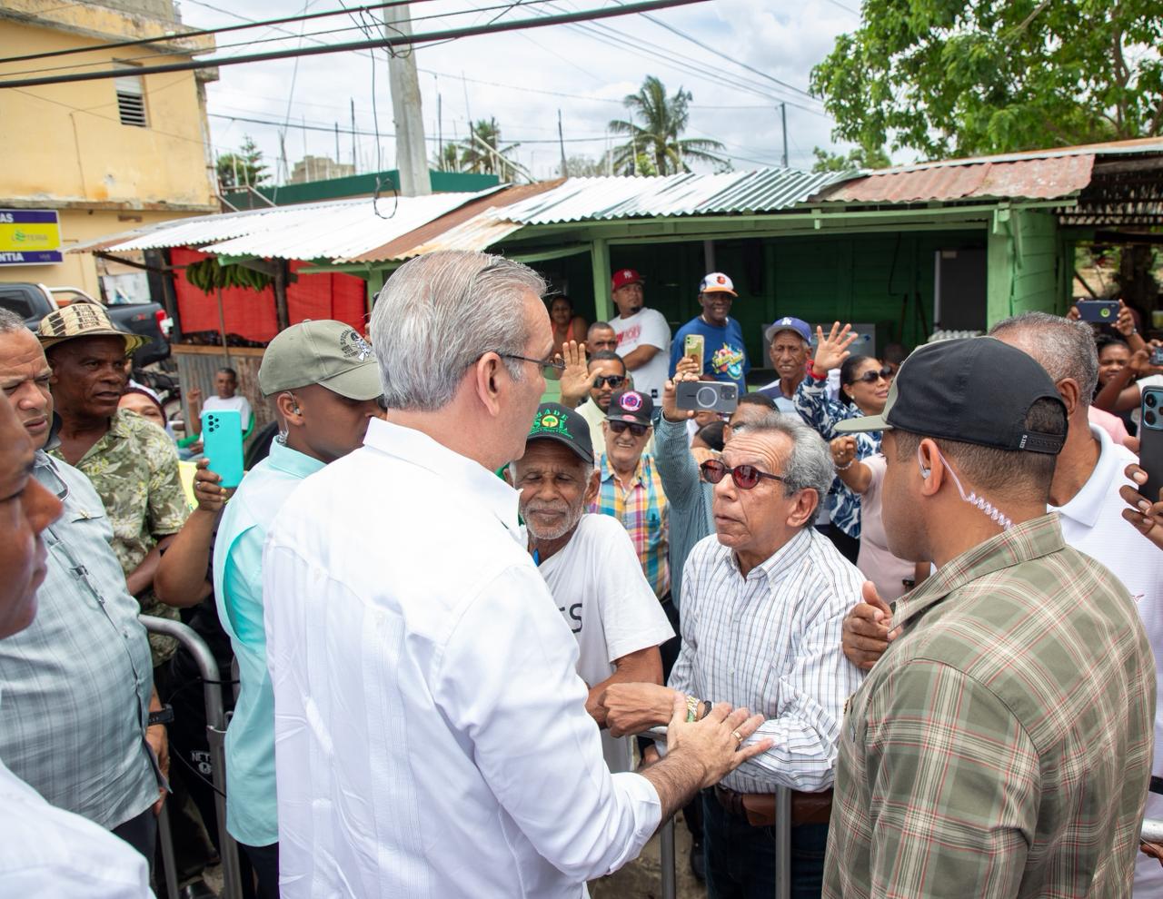 Presidente Abinader inaugurará este sábado en la provincia de Monte Plata dos carreteras y un techado escolar